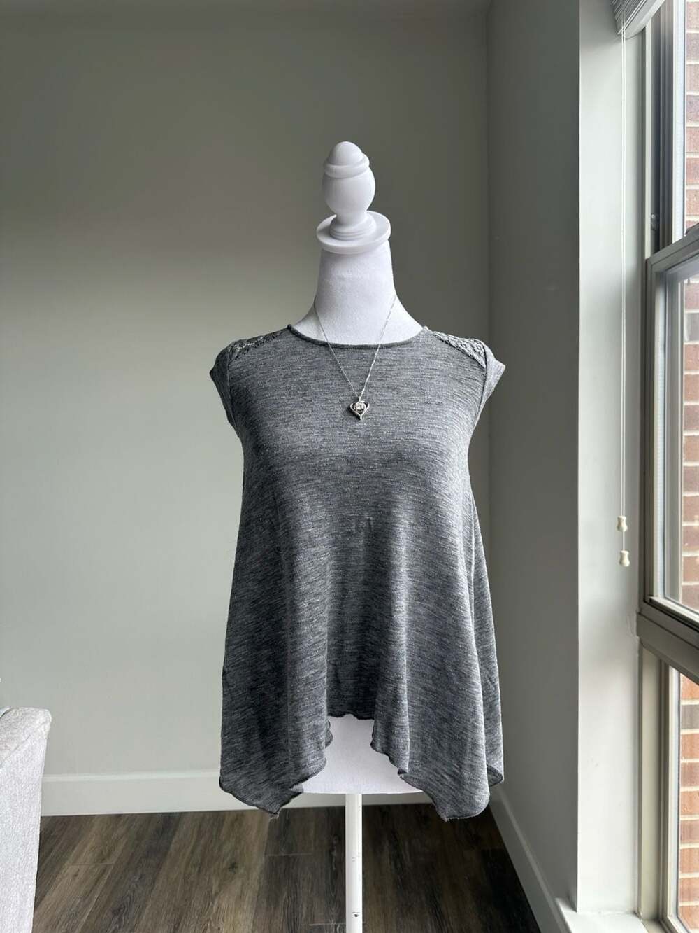 Arizona Jean Co Gray Crochet Lace Back Asymmetrical Tunic Top M